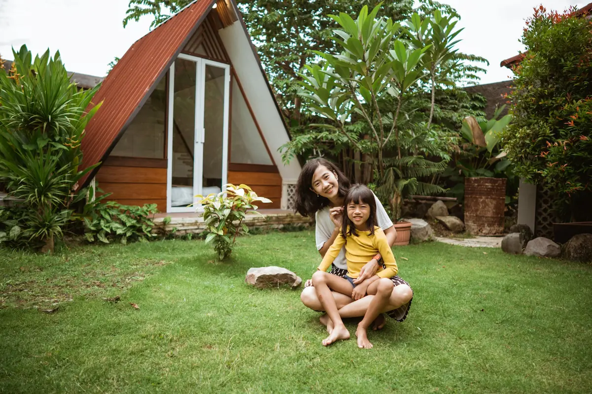 Taman yang Dilengkapi dengan Bangunan Kecil